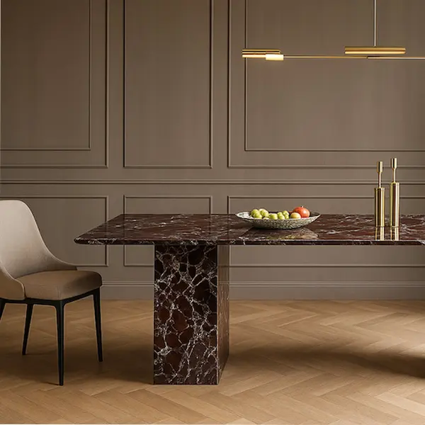 Donkerbruine marmeren eettafel in een elegant interieur met houten vloer en beige stoel.