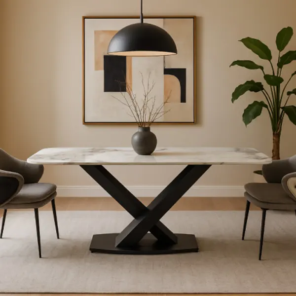 Eettafel met marmeren blad en zwart metalen kruispoot in een warm modern interieur.