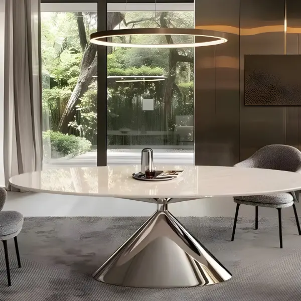Ovale eettafel met wit blad en chromen voet in een moderne woonkamer met grote ramen.