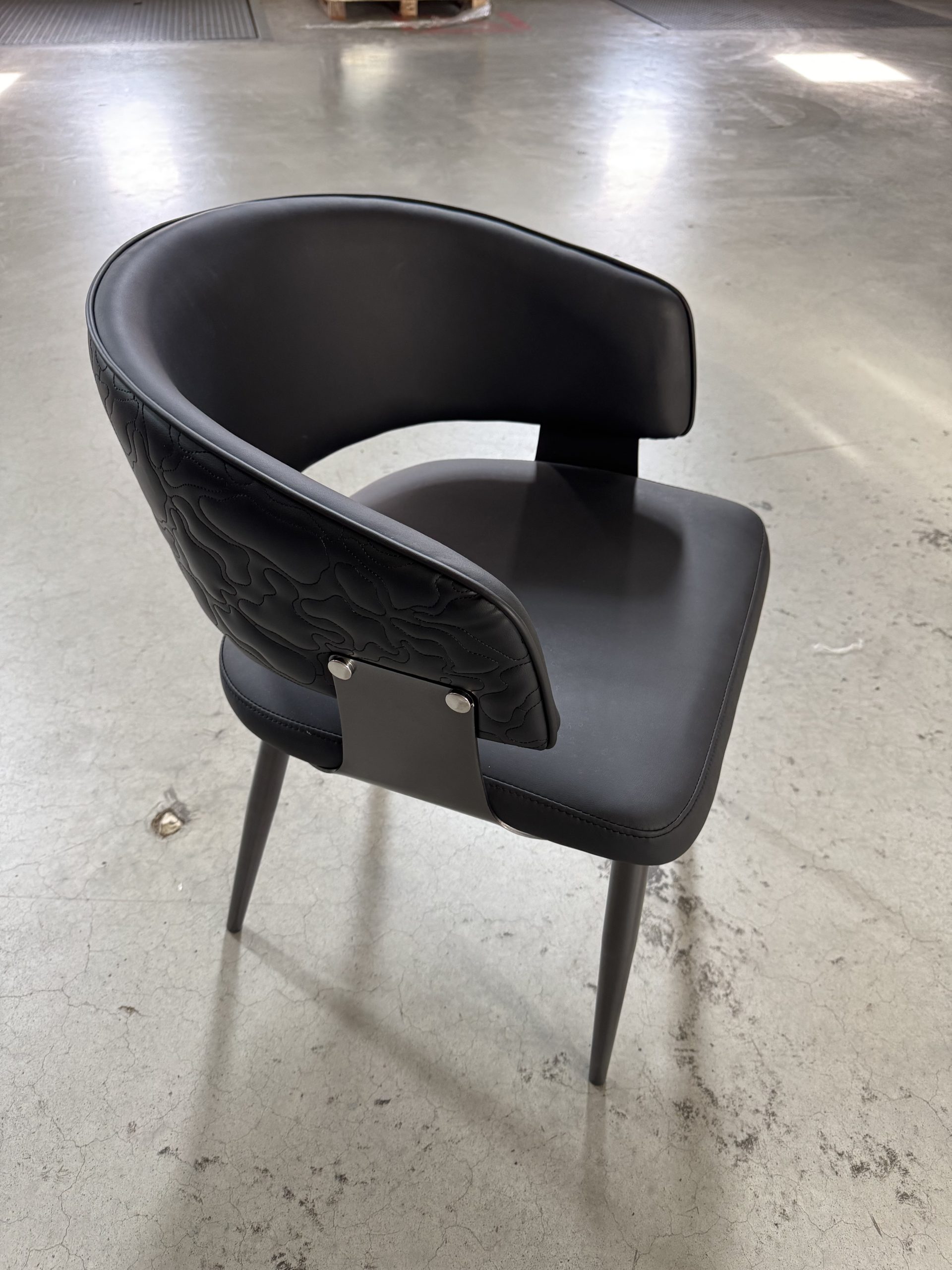 Eetkamer stoel zwart leer met zwarte poten en stikselpatroon - Afbeelding 2