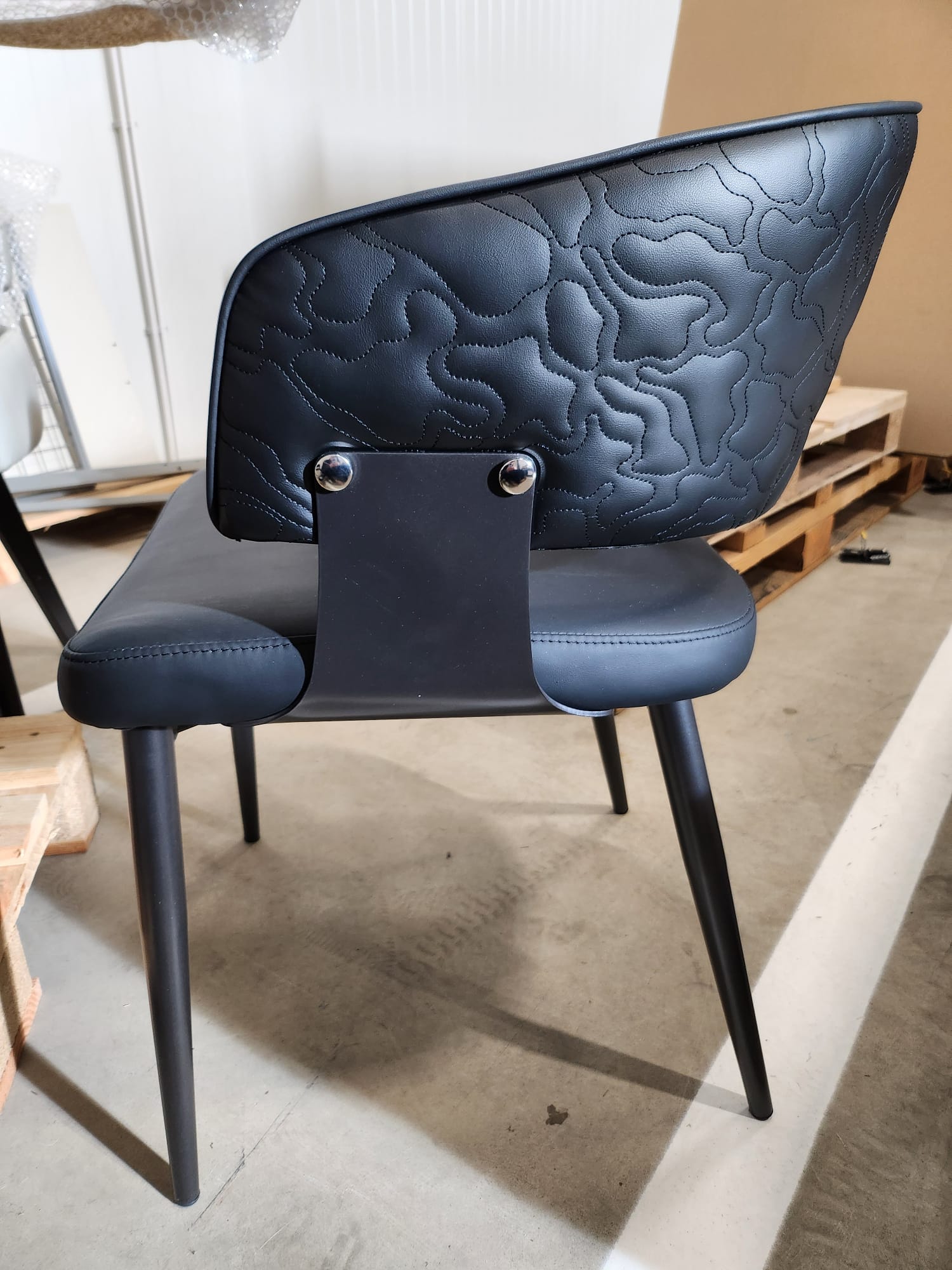 Eetkamer stoel zwart leer met zwarte poten en stikselpatroon